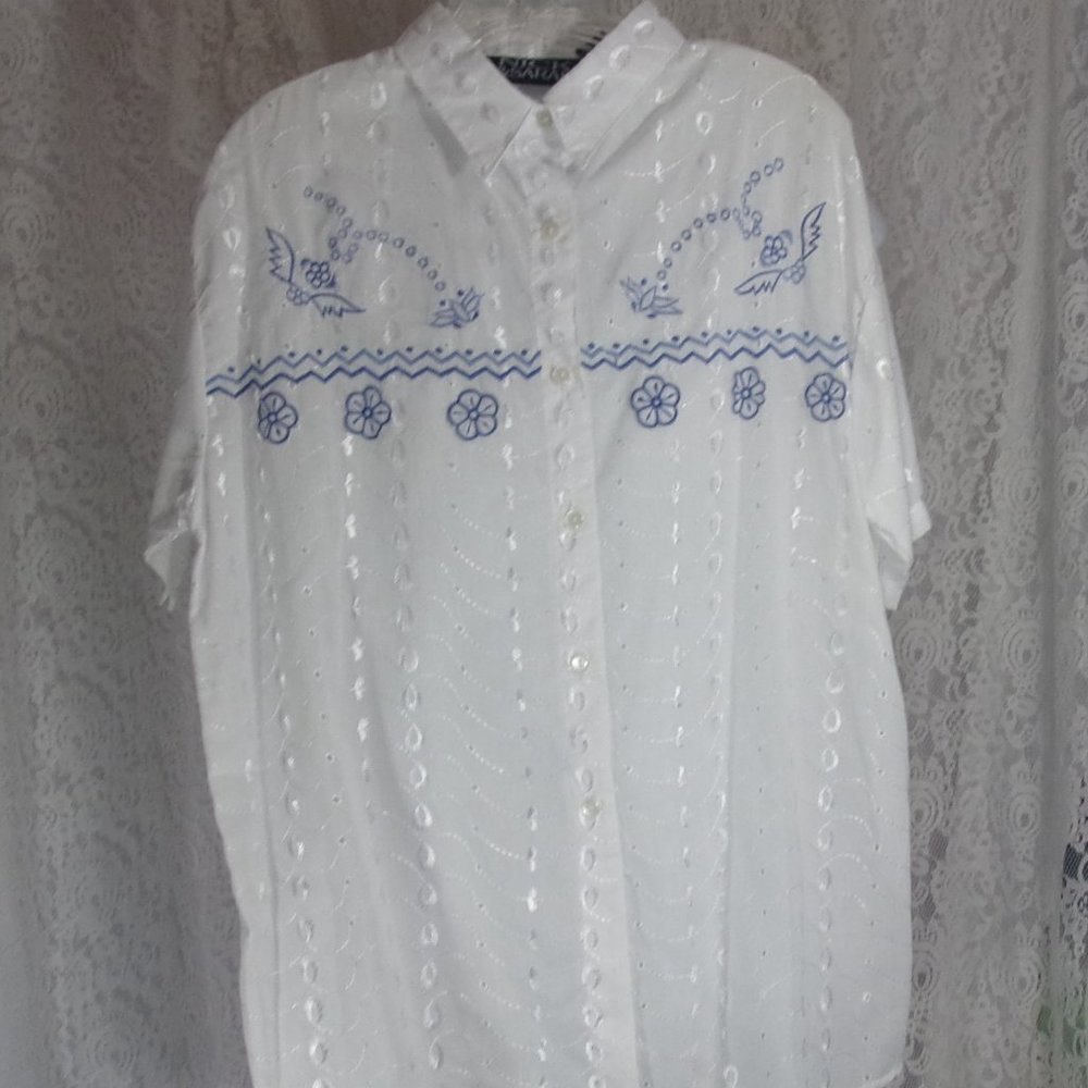 Nick & Sarah White eyelet Blouse Top Blue Embrodiery Size XL  NWOT